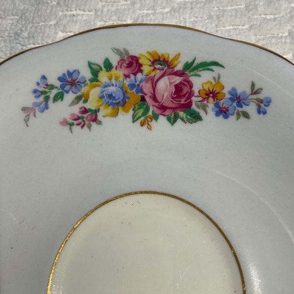 Vintage Windsor Bone China Floral Scalloped Teacup and Saucer Made in England - Picture 10 of 16